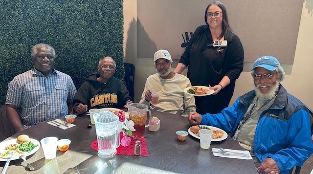 Guests dining at the Santa Clarita Senior Center at Bella Vida